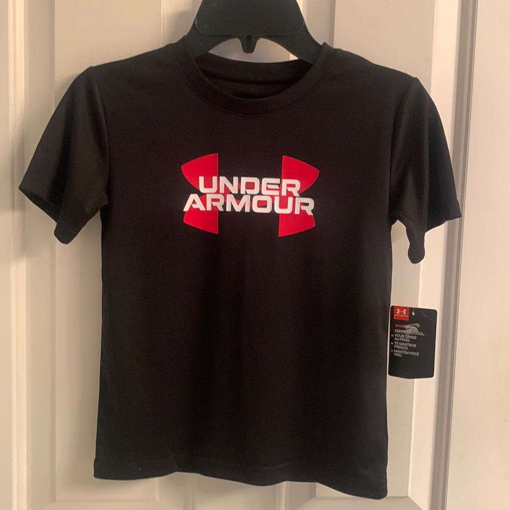NWT-Boys Under Armour Black Graphic Shirt